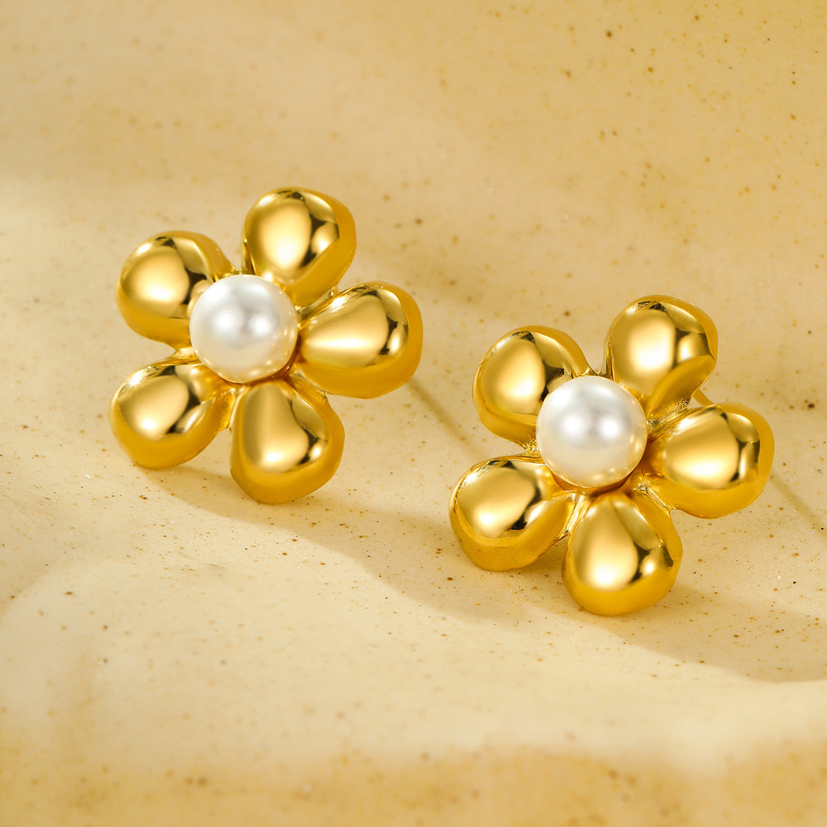 Pendientes de acero de titanio con incrustaciones de perlas florales vintage para mujer, con baño de oro de 18K y acabado pulido