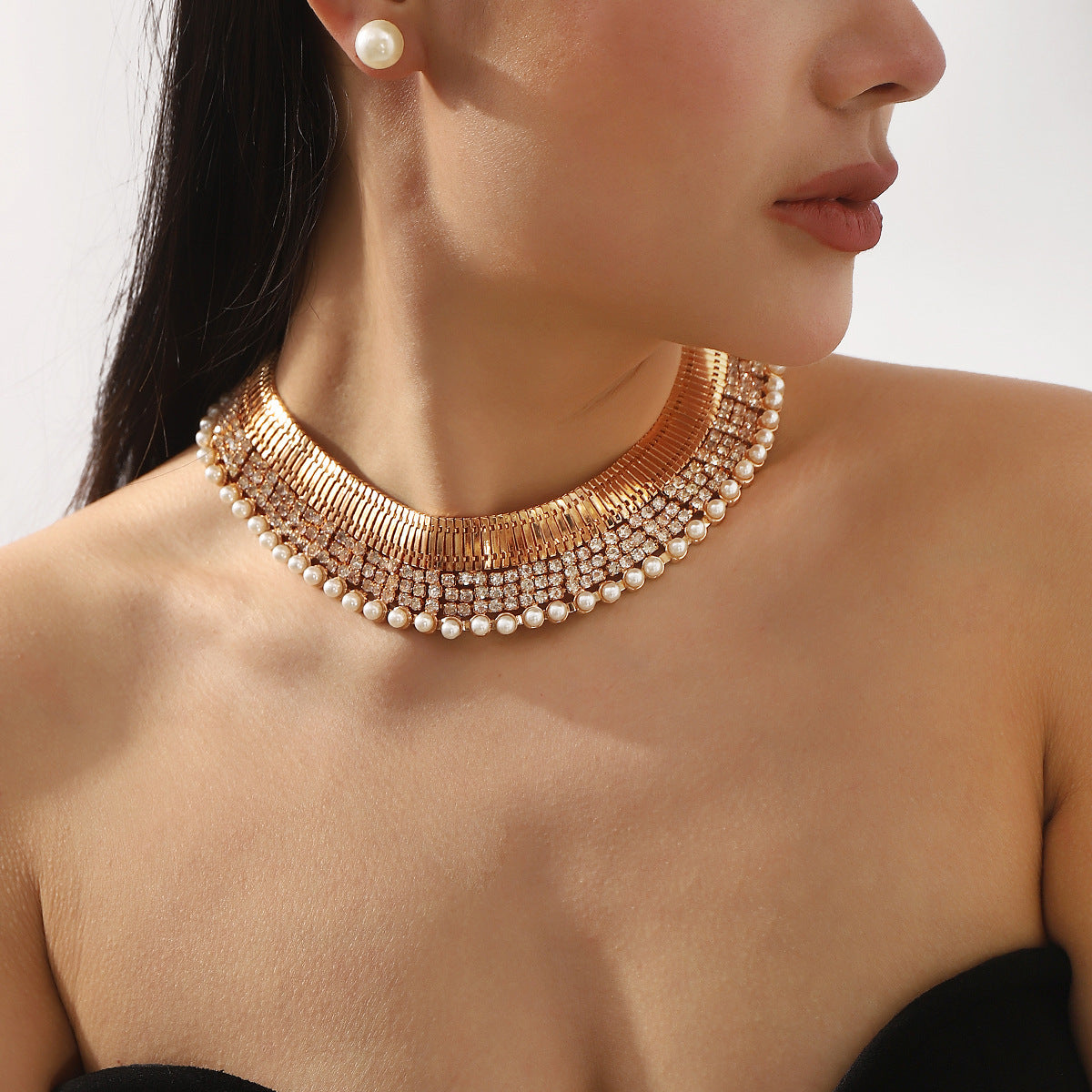 Parure di collana con ciondolo geometrico di lusso da donna, con intarsio di strass, base in ferro con accenti di perle simulate, modello a catena clavicola