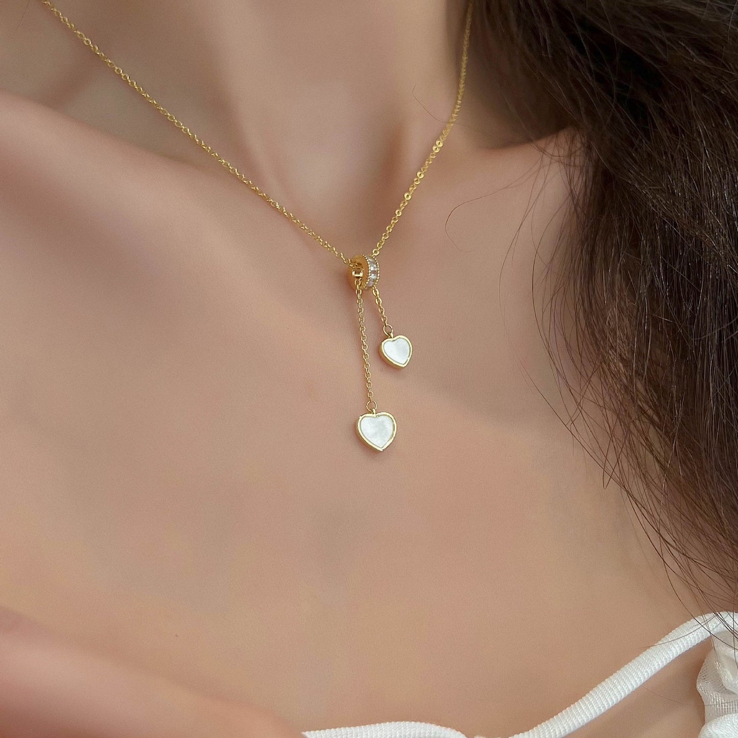 Elegante collana a pendente con cuore in conchiglia per donne con rame placcato e dettaglio a nappina su catena a maglie ovali