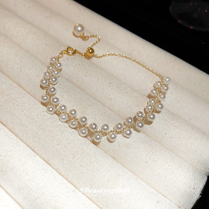 Elegante pulsera trenzada francesa de doble hilera con perlas de imitación para mujer, con detalles geométricos y acabado artesanal