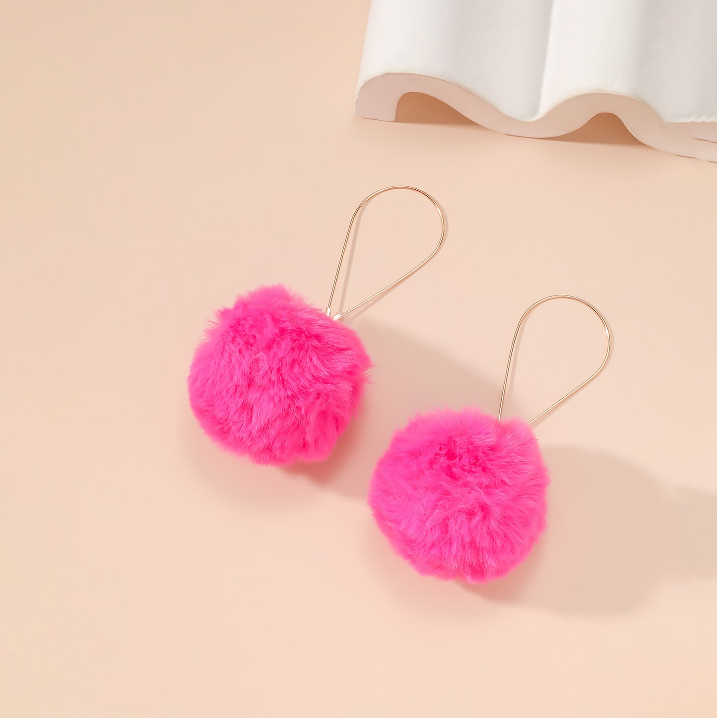 Orecchini pendenti da donna rotondi in peluche con forme geometriche dolci