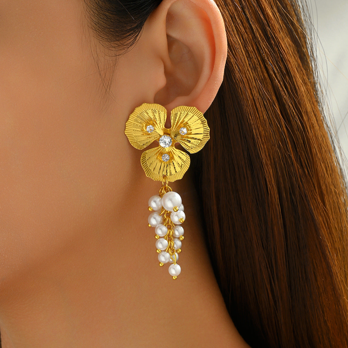 Pendientes florales geométricos de moda para mujer, de aleación de zinc con incrustaciones de perlas, pendientes versátiles para uso diario