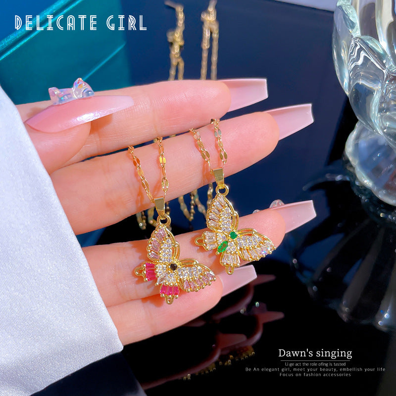 Collana con ciondolo a farfalla oversize in acciaio al titanio con dettagli micro-pavé, per donna, stile bohémien, catena clavicola