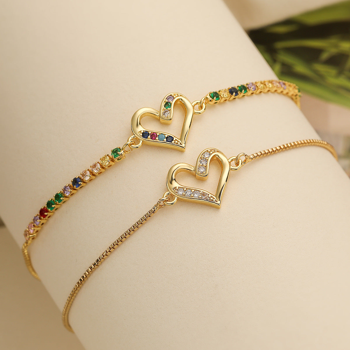 Bracciale da donna minimalista di lusso color rame con placcatura in oro 18 carati e ciondolo a cuore in zircone