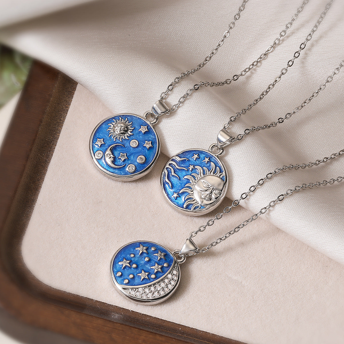 Collana Girocollo Minimalista Geometrica Stella Sole Luna Rotonda in Rame con Finitura Smaltata