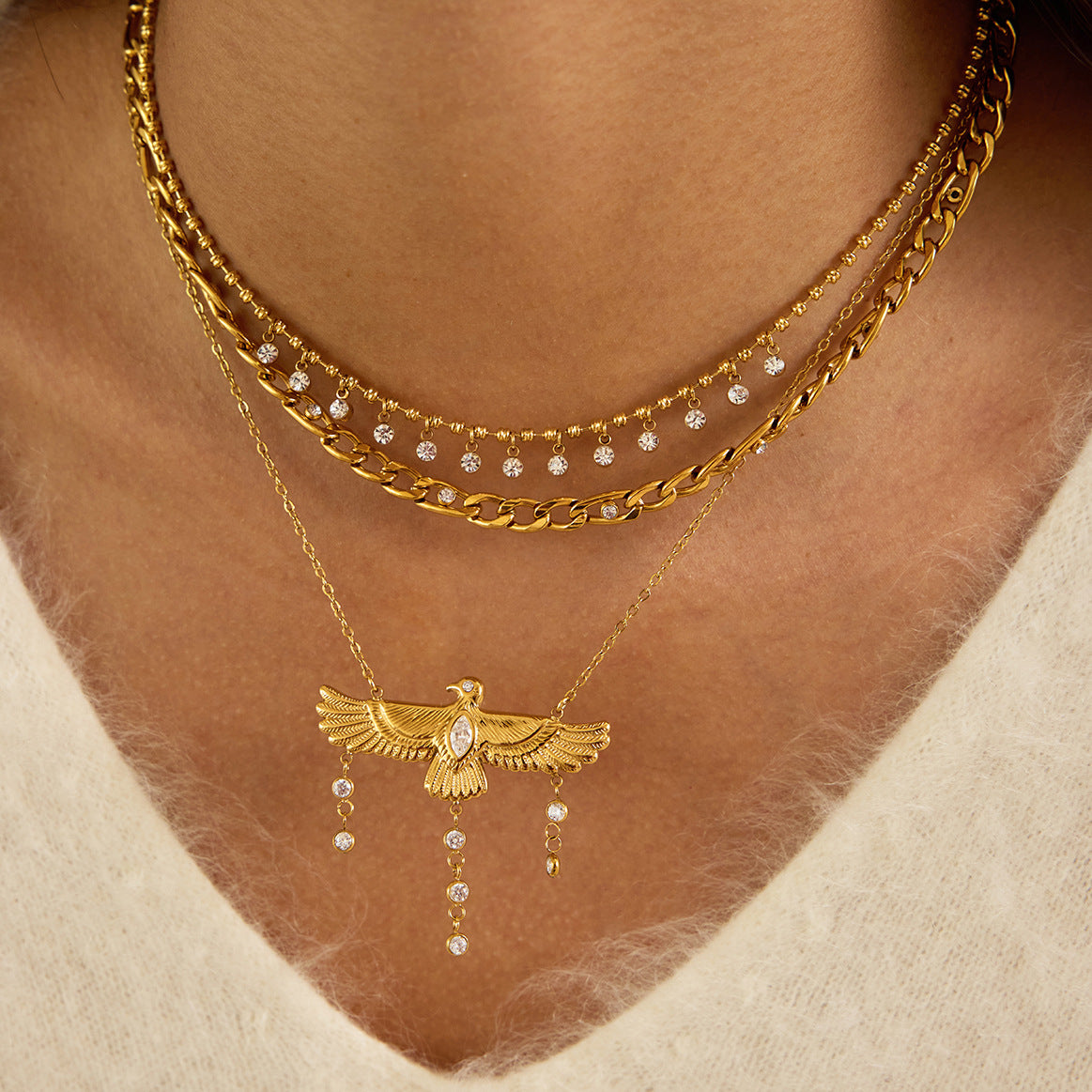 Collana da donna minimalista con ciondolo a forma di aquila in acciaio al titanio con intarsio di strass su catena in acciaio inossidabile