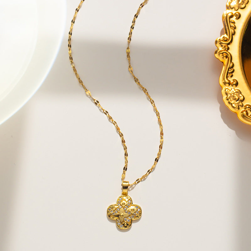 Luxury Minimalist Four-Leaf Clover Pendant Necklace for Women in Titanium Steel with Rhinestone Inlay on Wavy Chain
