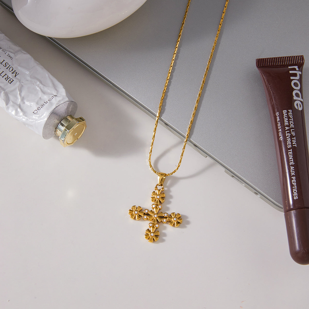 Collana con ciondolo a croce minimalista da donna in acciaio al titanio con placcatura in oro PVD sotto vuoto su catena in acciaio inossidabile