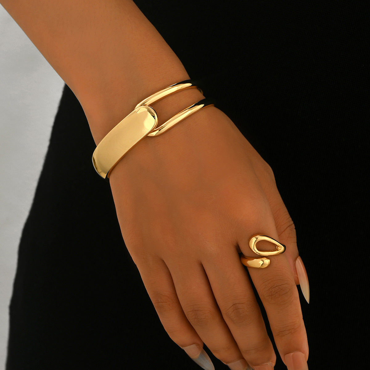 Conjunto de pulsera y anillo geométricos ajustables para mujer en aleación de zinc con acabado chapado
