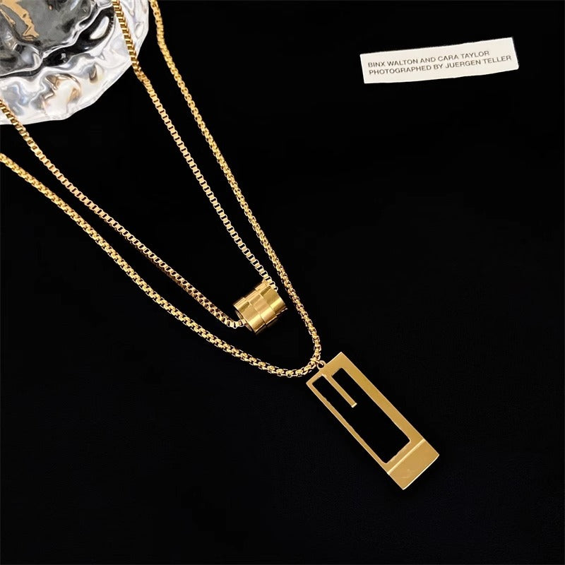 Collar con colgante de acero titanio con forma de animal minimalista para mujer, con acabado galvanizado y diseño irregular
