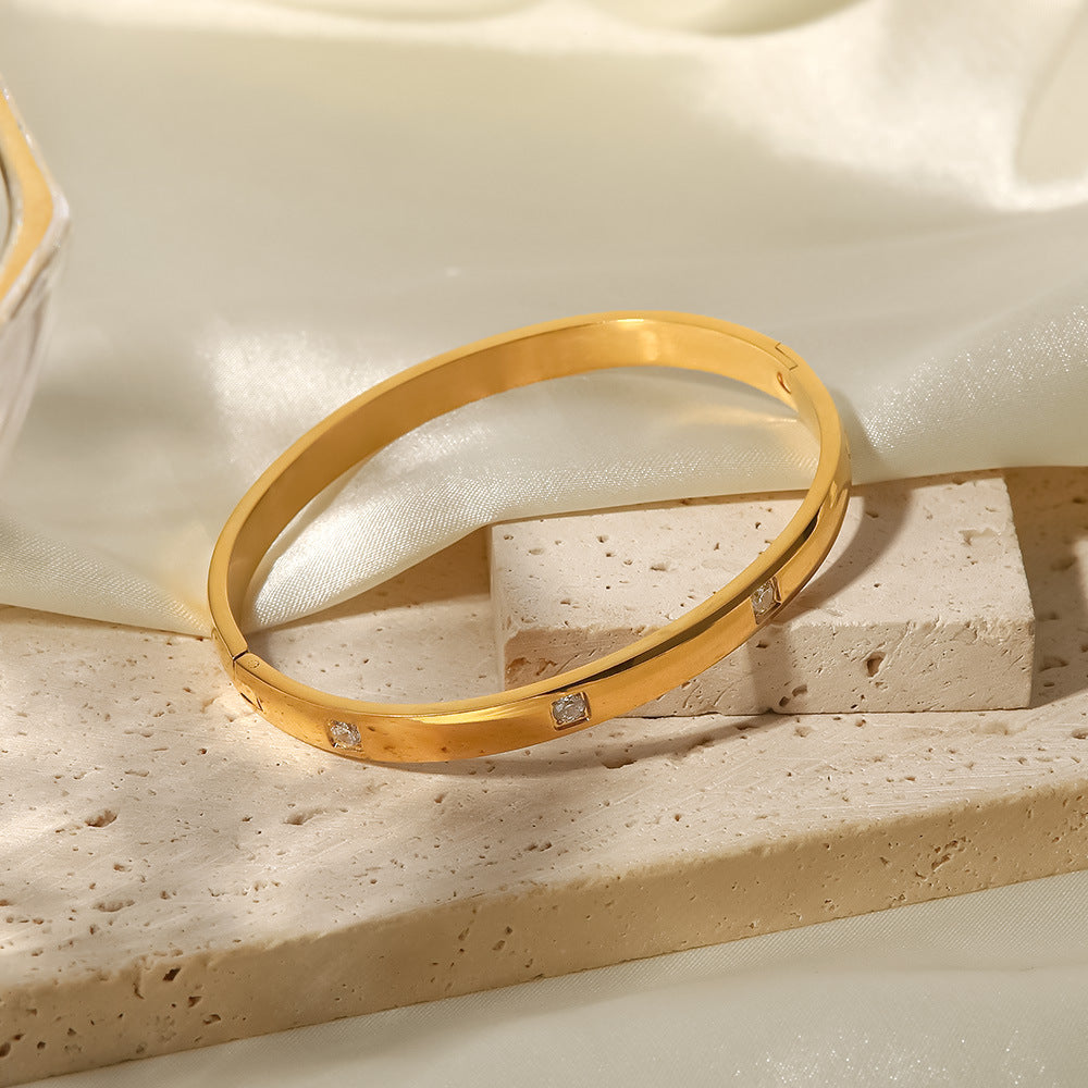 Bracciale Minimalista Geometrico da Donna in Acciaio al Titanio Placcato Oro 18K con Intarsio di Zirconi Bianchi Rotondi