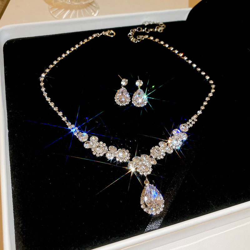 Collana con ciondolo a goccia in lega stile lussuoso con intarsi in strass da donna, gioiello alla moda con catena clavicola