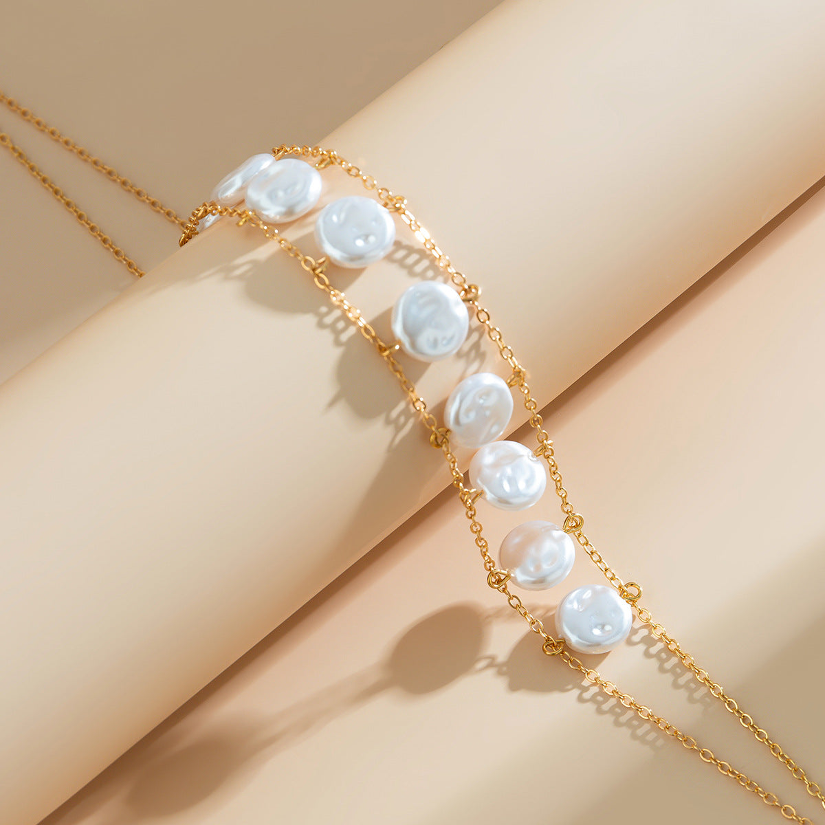 Collana Girocollo da Donna Minimalista Geometrica Piatta Rotonda con Perle Imitazione, Catena in Rame Placcato e Stile a Catena O