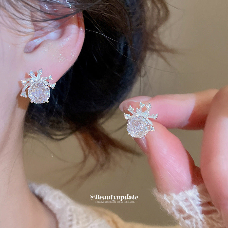 Orecchini a perno da donna a forma di corona con zirconi, placcati in oro rosa, in rame, con design floreale
