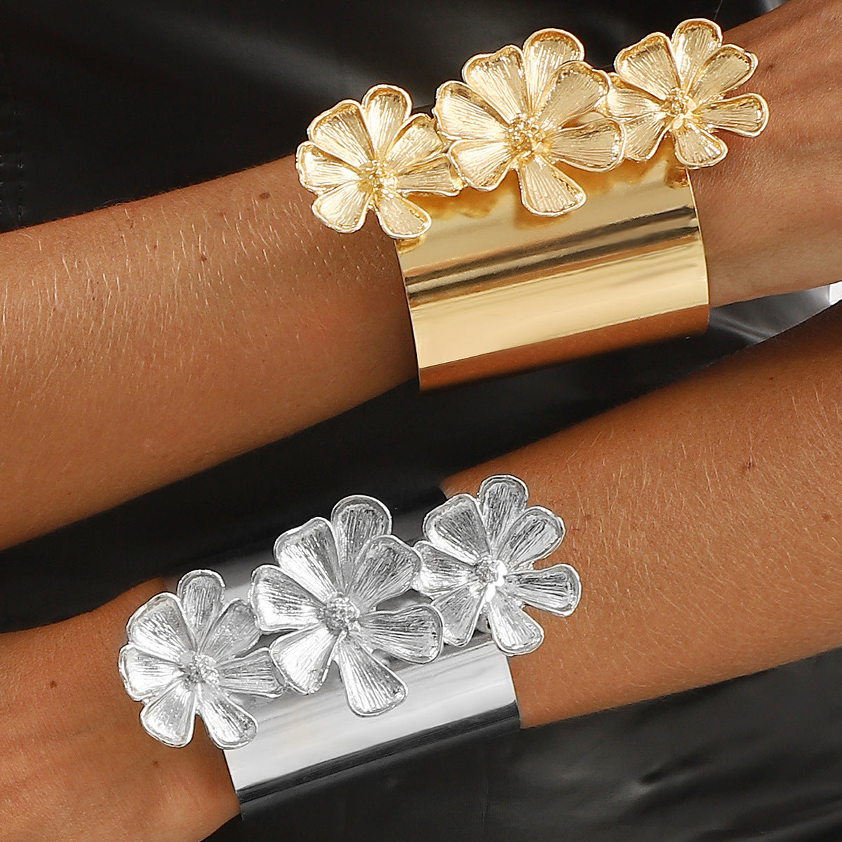 Elegante pulsera ancha de aleación floral para mujer con acabado chapado y diseño de puño abierto