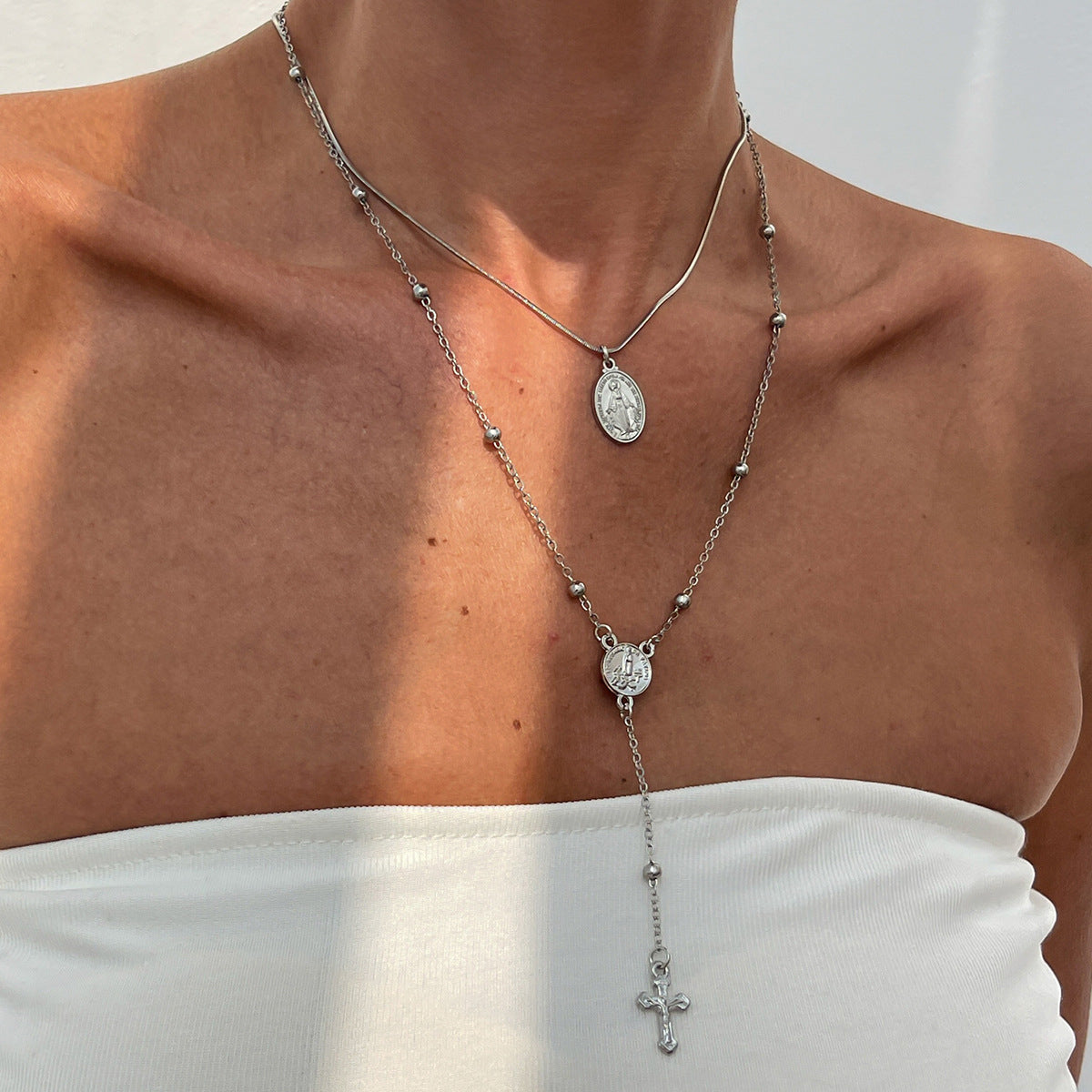 Collar de aleación con colgante de cruz minimalista y borla en cadena de serpiente para mujer