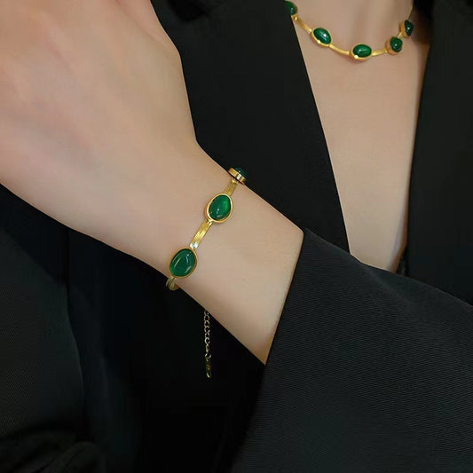 Pulsera Vintage Minimalista de Acero de Titanio Chapado en Verde Esmeralda con Diseño de Letra