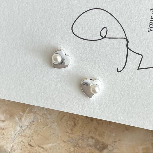 Pendientes minimalistas de botón con forma de corazón en plata de ley 925 con acento de perla para mujer