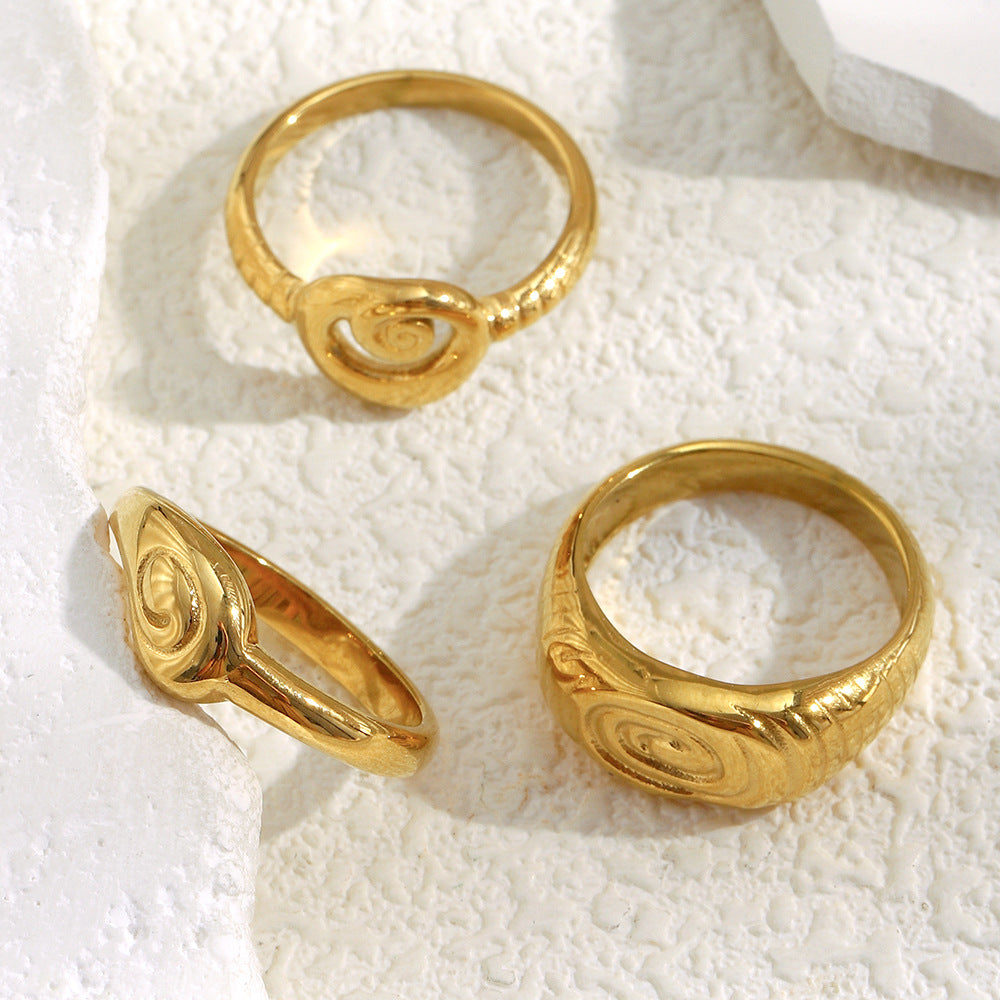 Anello da donna minimalista geometrico in acciaio inossidabile placcato oro 18 carati a testa di serpente con dettagli a impronta digitale