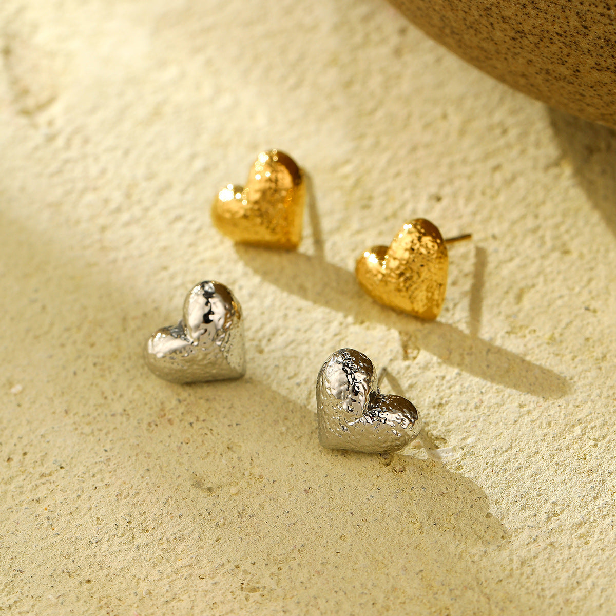 Orecchini a perno a forma di cuore con texture, in acciaio inossidabile galvanizzato, tonalità fredda, stile minimalista, da donna