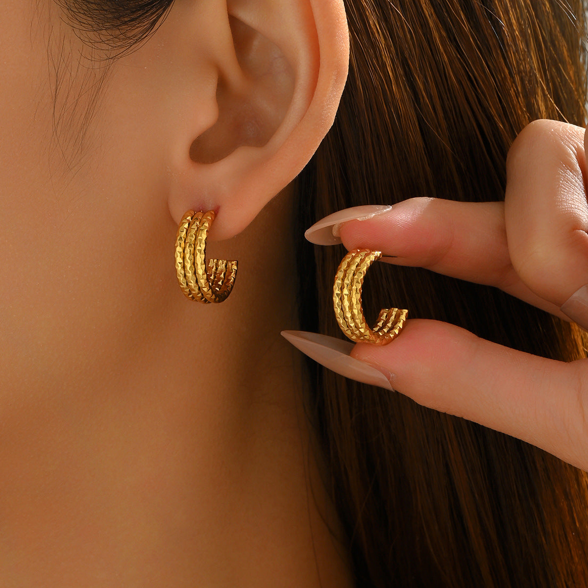 Pendientes de mujer plisados y escalonados en forma de U geométrica de cobre con acabado chapado para oficina a la moda