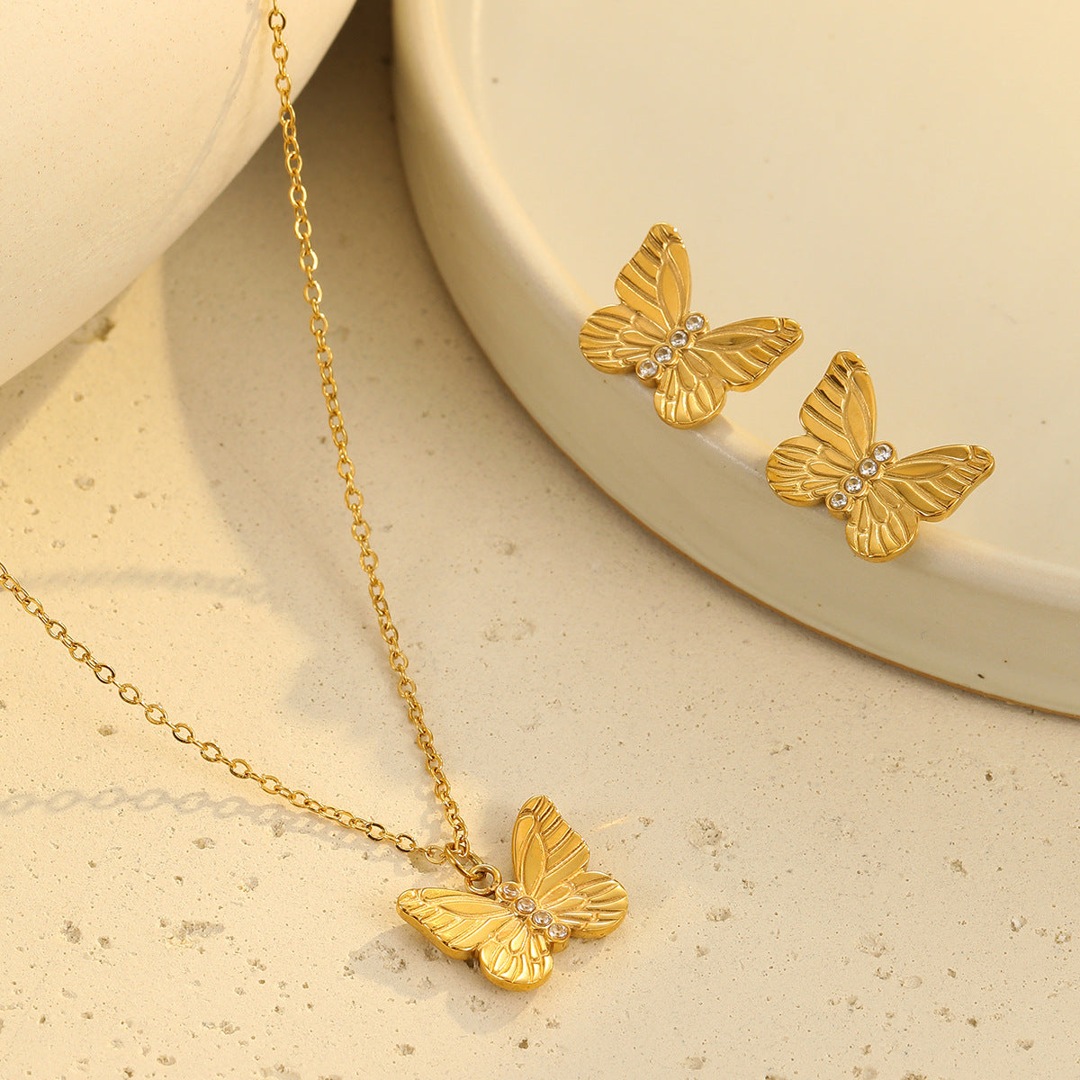 Juego de collar y pendientes de mariposa de acero inoxidable chapado en oro de 18 quilates a la moda para mujer