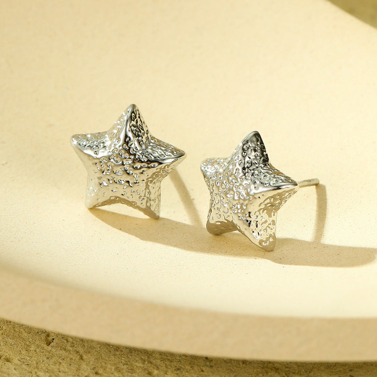 Pendientes de acero inoxidable en forma de estrella de estilo vintage con textura martillada y baño de oro para mujer