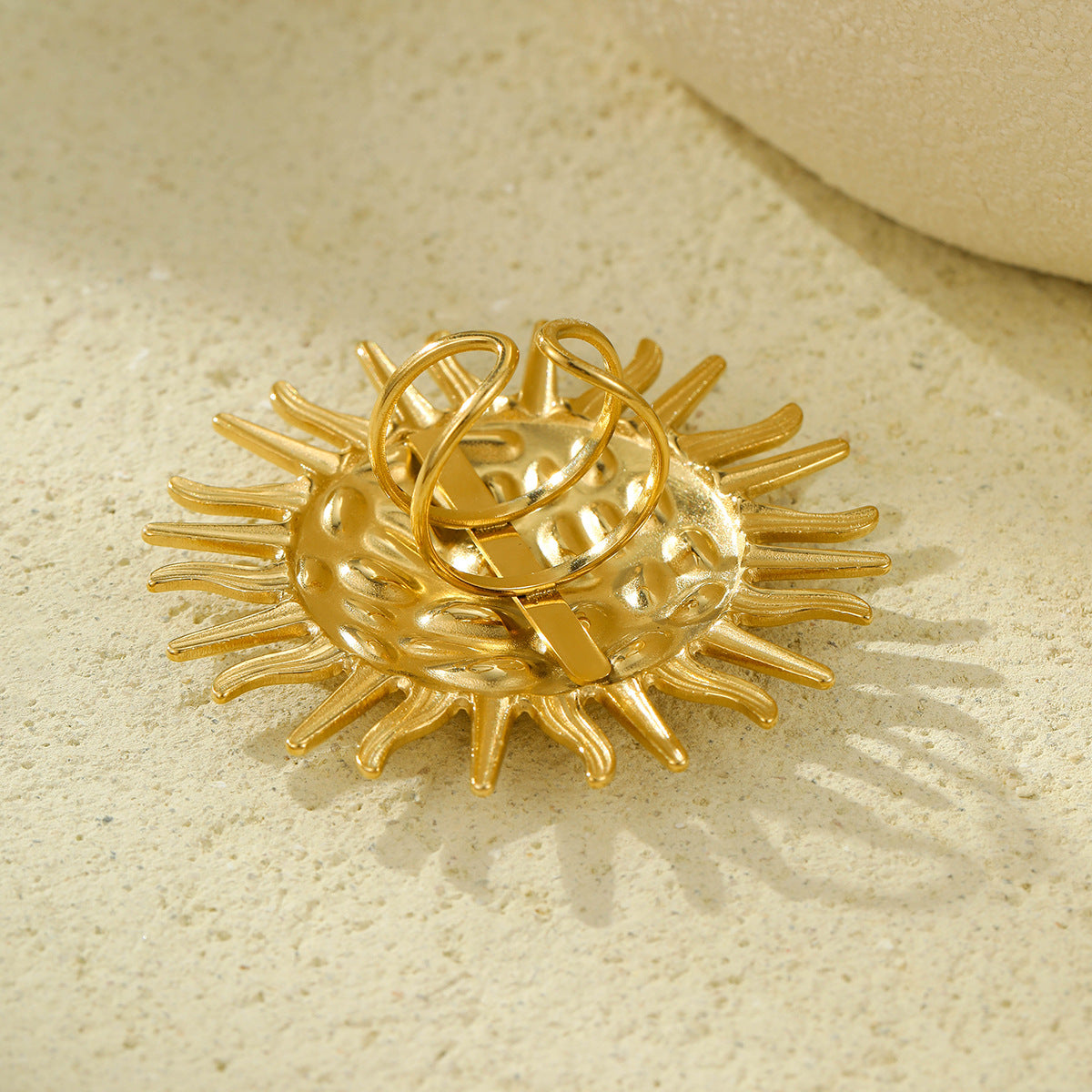 Anello da donna in acciaio al titanio a forma di girasole, minimalista ed elegante, con finitura placcata