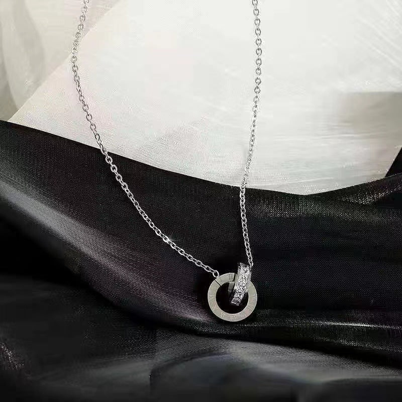 Collana in Acciaio al Titanio Geometrica alla Moda per Donna con Placcatura in Oro Rosa, Catenina Corta alla Clavicola, Gioiello Regalo