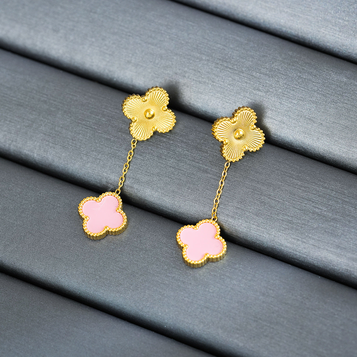 Conjunto de Collar de Trébol de Cuatro Hojas Geométrico Moderno Minimalista de Acero de Titanio para Mujer con Baño de Oro de 18K y Detalles de Nácar