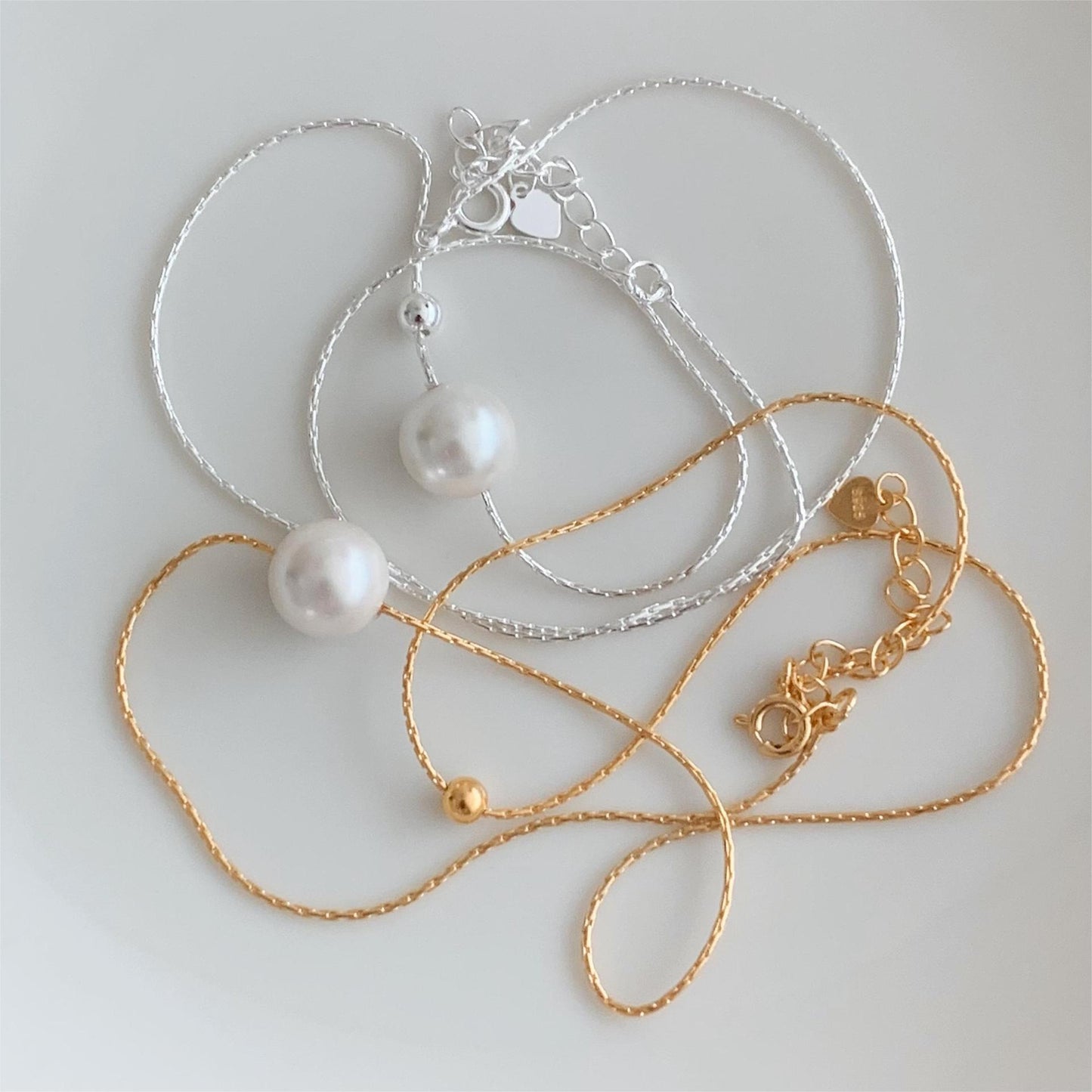 Collana Minimalista Geometrica Arcobaleno con Perle in Argento Sterling 925 e Catena a Serpente