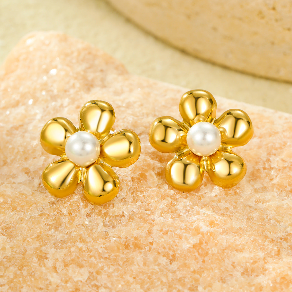 Pendientes de acero de titanio con incrustaciones de perlas florales vintage para mujer, con baño de oro de 18K y acabado pulido