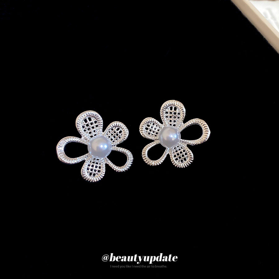 Elegantes Pendientes Minimalistas de Perlas Florales para Mujer con Postes de Acero Chapado y Diseño de Flor Hueca