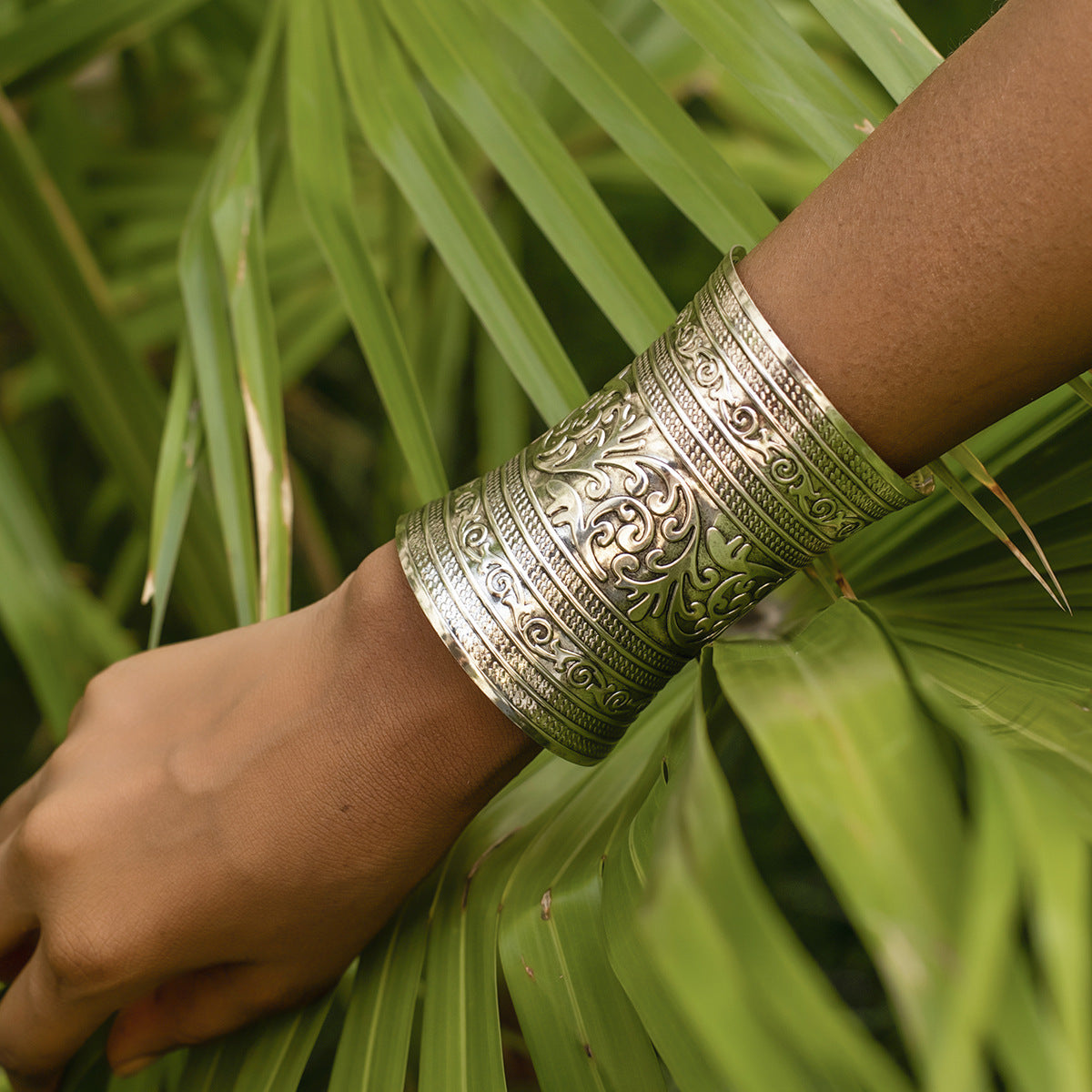 Pulsera ajustable de estilo punk para mujer con grabado floral y acabado metálico galvanizado
