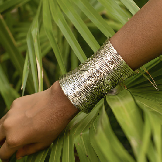 Pulsera ajustable de estilo punk para mujer con grabado floral y acabado metálico galvanizado
