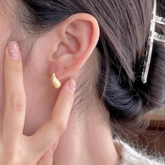 Pendientes de botón minimalistas de plata con puntos y acabado texturizado en plata de ley 925 para mujer