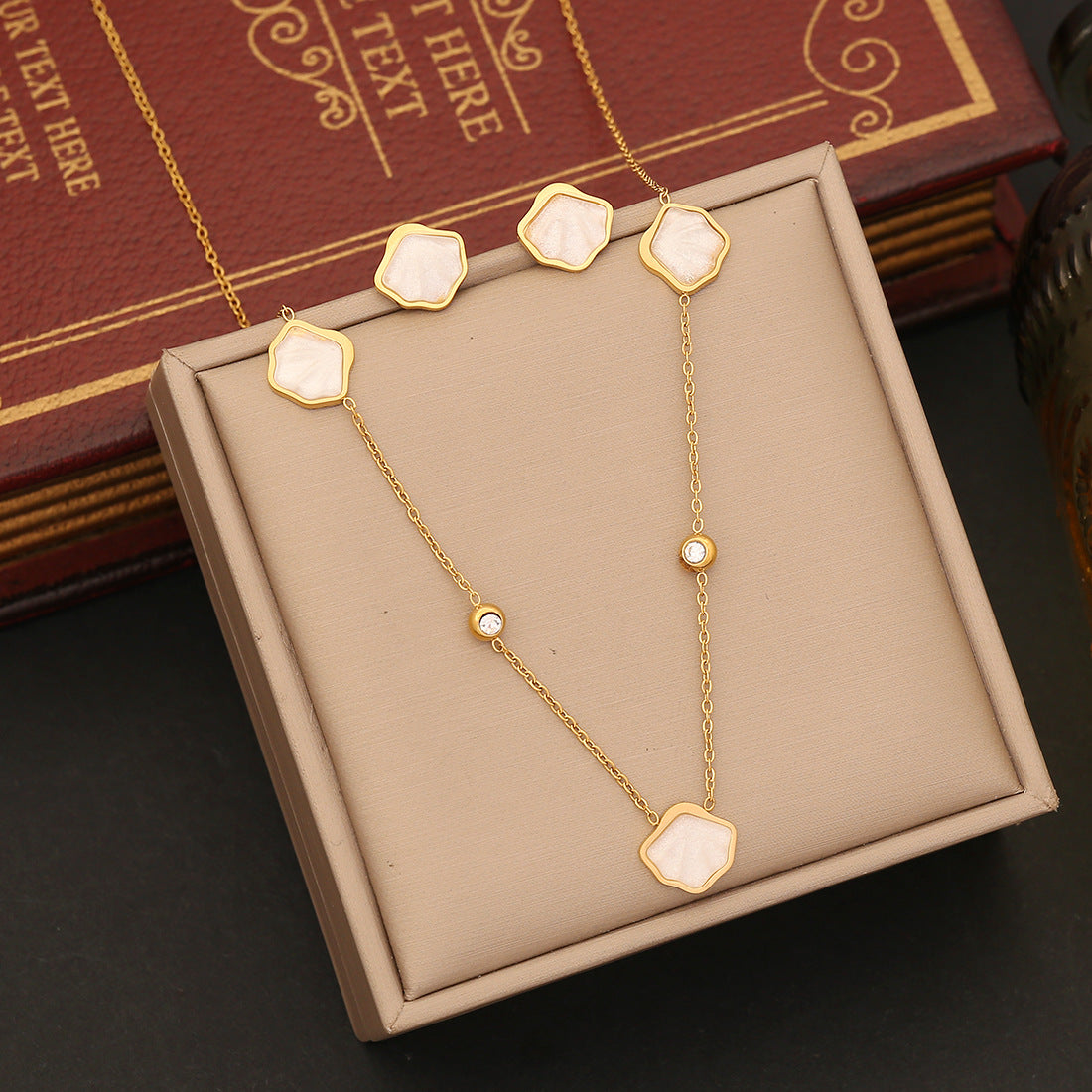Juego de collar con colgante de esmeralda verde oliva geométrico y a la moda, de acero inoxidable con colgante de acero de titanio galvanizado y cadena para la clavícula para mujer