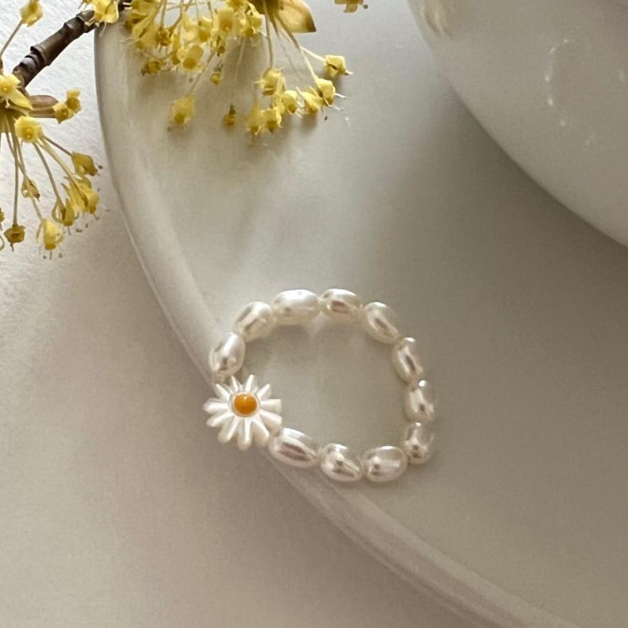 Anello con Perle a Forma di Margherita in Stile Fresco e Delicato con Accenti di Perle Naturali