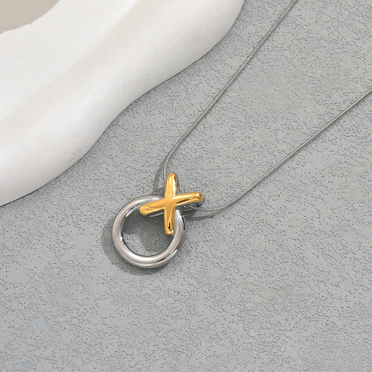 Elegante collar largo con forma geométrica de "XO" para mujer, de cobre con acabado galvanizado