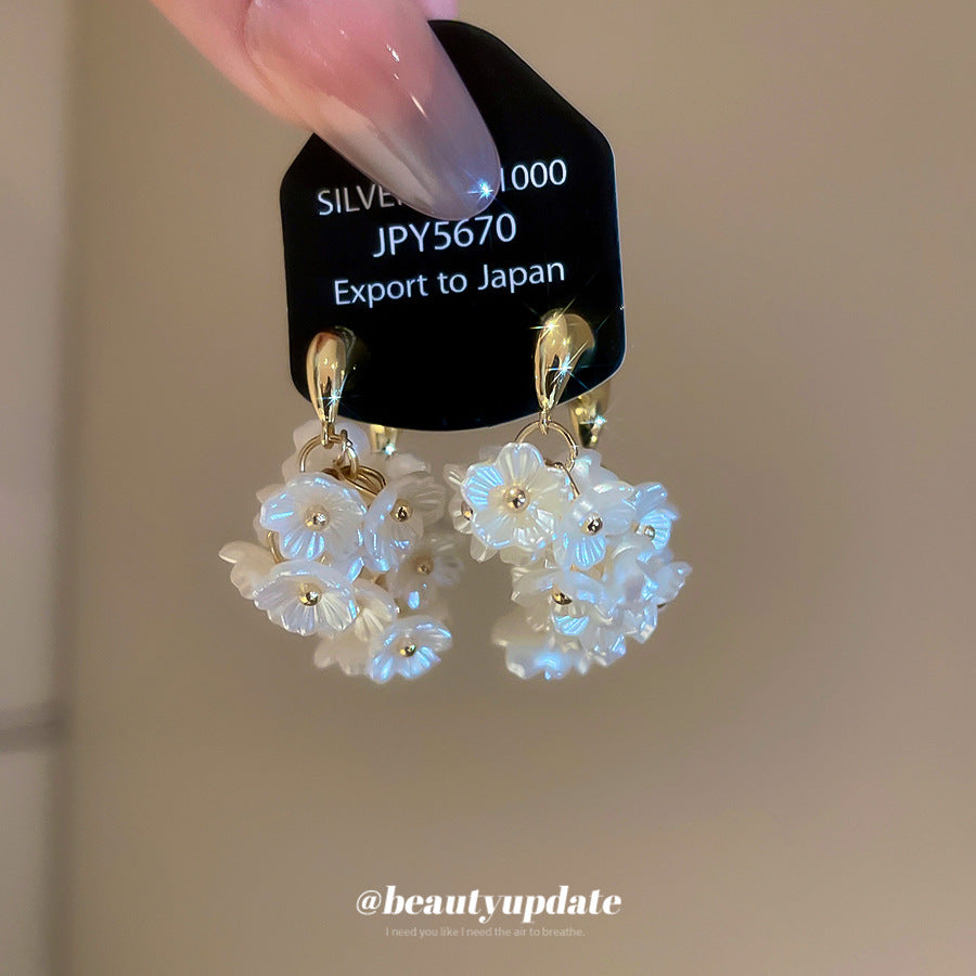 Orecchini a Perno Eleganti con Perle Floreali e Perni in Acciaio Placcato Oro da Donna