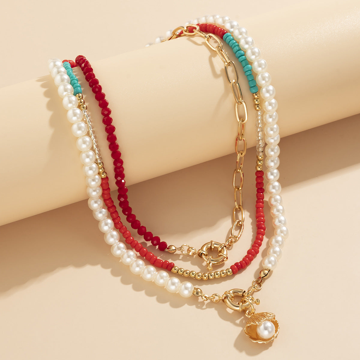 Collana con pendente a forma di conchiglia in stile etnico da donna, realizzata in lega con finitura galvanizzata e dettagli in perle e perline, su catena a sfere