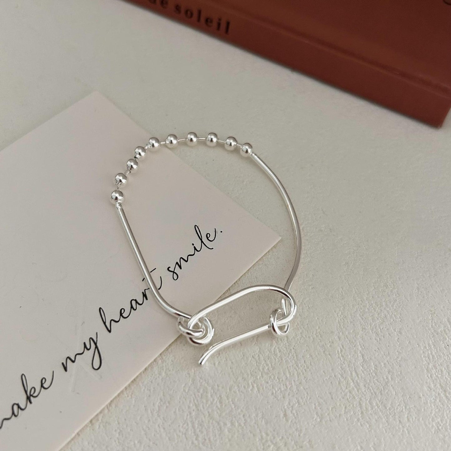Pulsera minimalista geométrica de cuentas en plata de ley 925 con detalles artesanales y acentos de nudos de inspiración natural