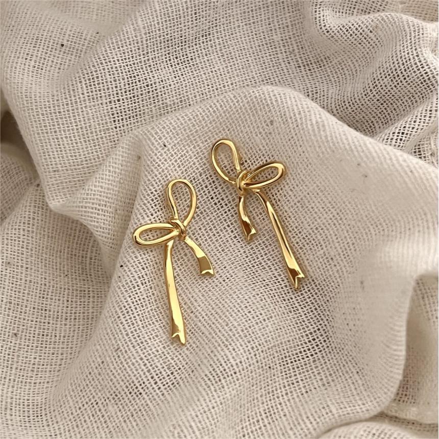 Pendientes minimalistas de lazo en plata de ley 925 con baño para mujer