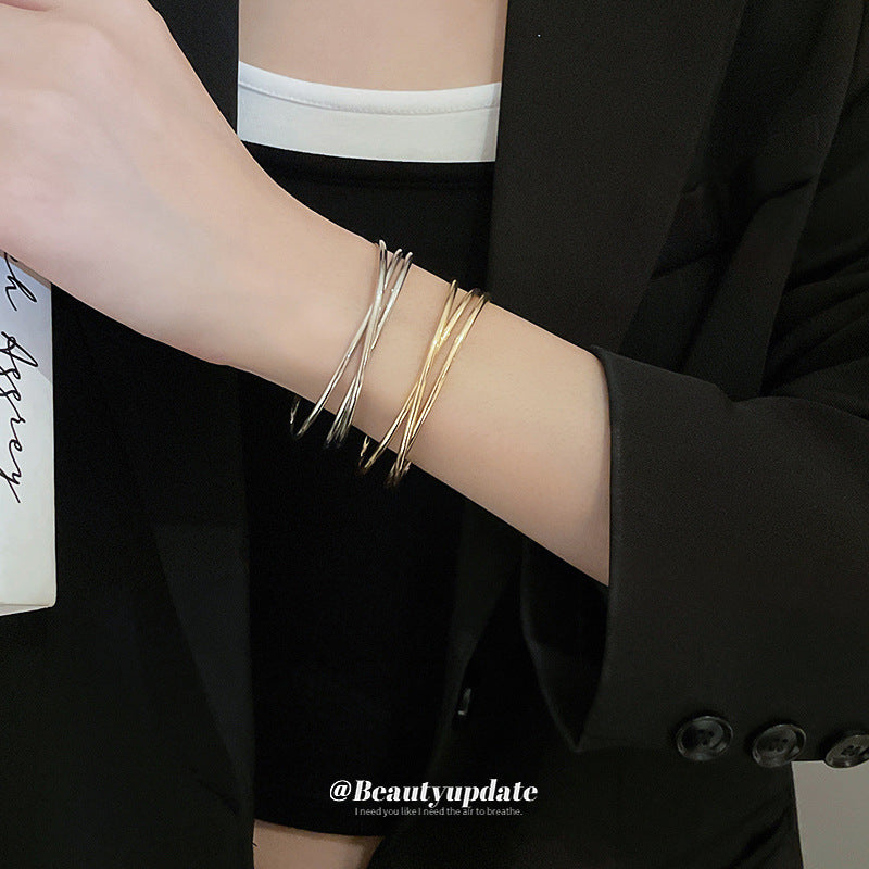 Pulsera Minimalista de Lujo Ondulada en Aleación con Acabado Galvanizado para Mujer, Elegante Diseño con Textura de Luz Acuática