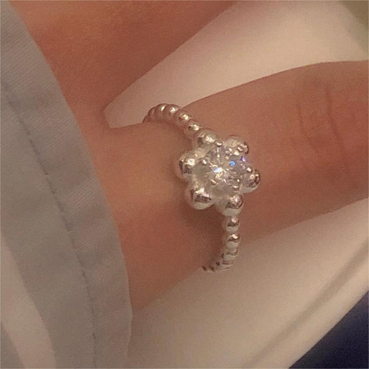 Anello da donna minimalista a forma di cuore con motivo floreale, in argento sterling 925 con zirconi incastonati a griffe