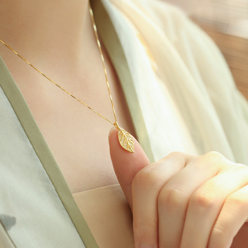 Collana Minimalista Unisex in Acciaio al Titanio a Forma di Foglia con Ciondolo in Rame su Catena Box