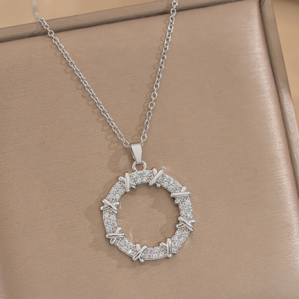 Collana Minimalista Geometrica a Forma di Ciambella in Acciaio al Titanio con Intarsio di Strass da Donna