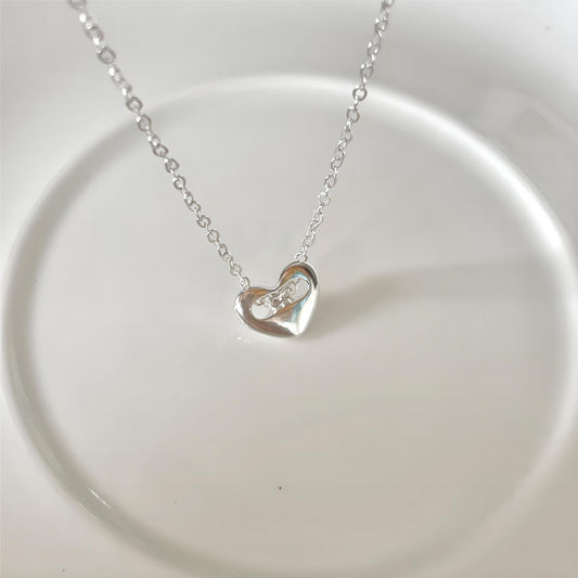 Collar minimalista de plata de ley 925 con baño de rodio y cadena de serpiente con colgante de corazón para mujer