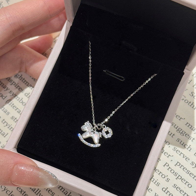 Collana da donna con ciondolo a forma di cavallo minimalista in rame, con zirconi e madreperla, delicata catenina per clavicola