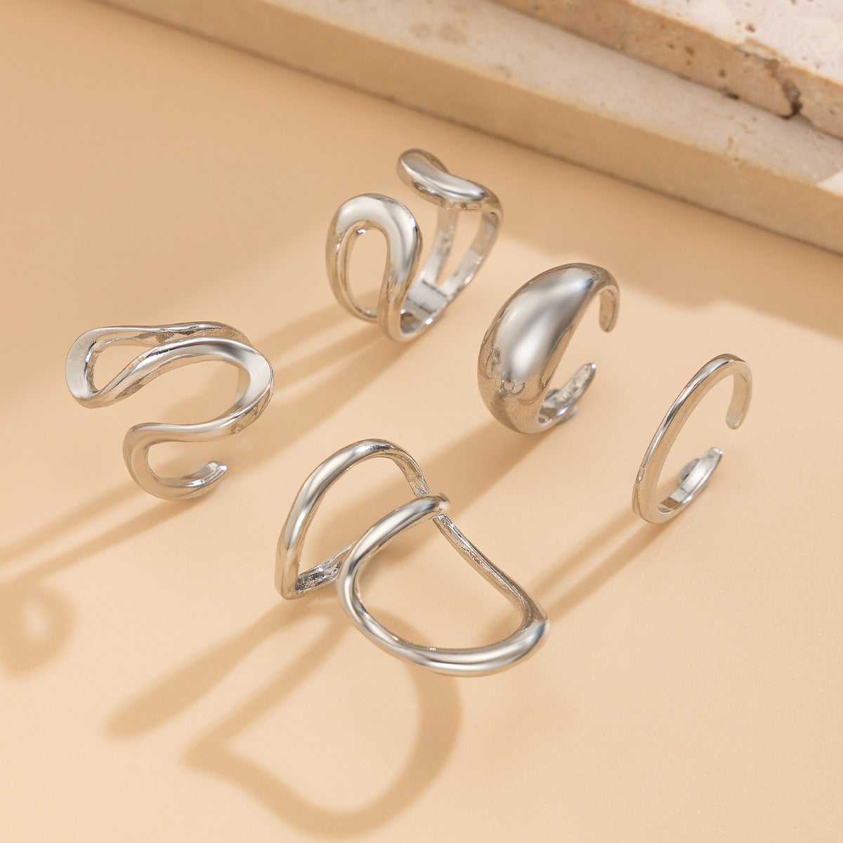 Anello Aperto Minimalista Geometrico in Lega con Design a Linea Fluida e Finitura Placcata da Donna